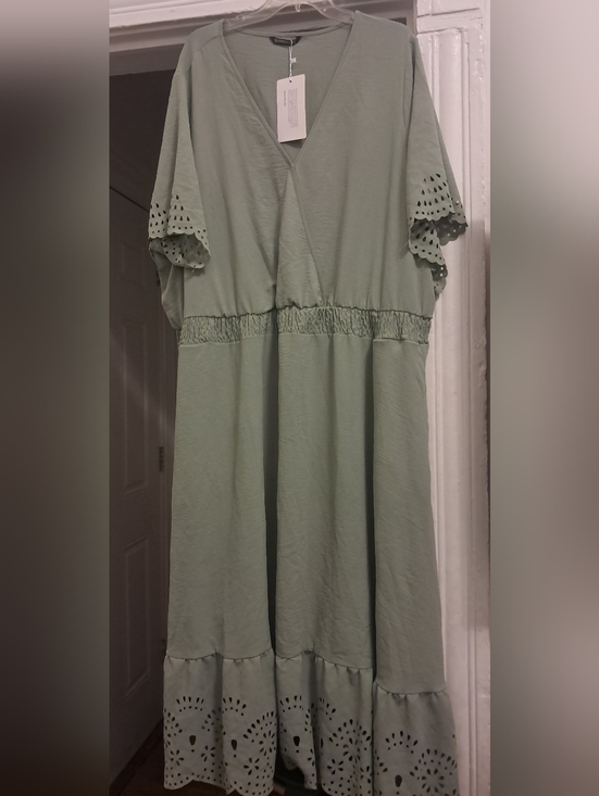 BloomChic Dresses & Skirts - NWT Bloomchic Green Maxi Dress